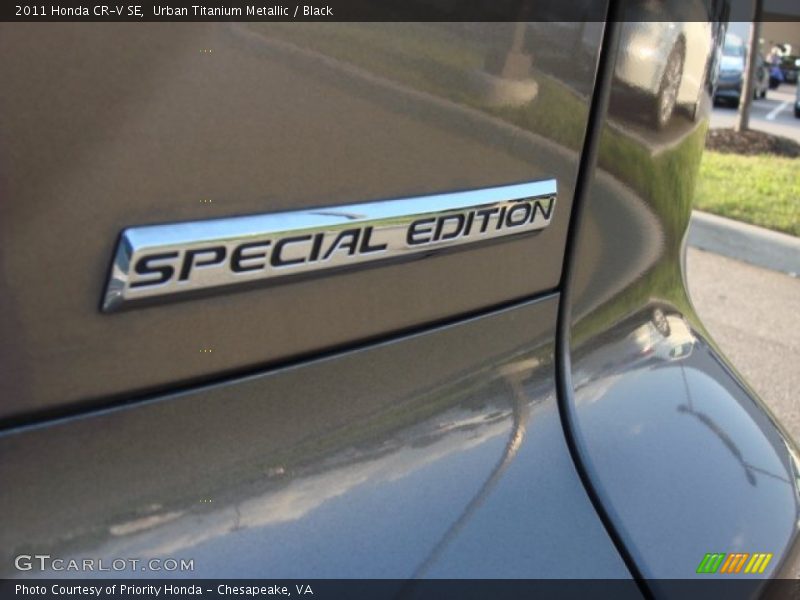 Urban Titanium Metallic / Black 2011 Honda CR-V SE