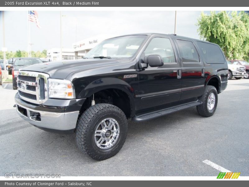 Front 3/4 View of 2005 Excursion XLT 4x4