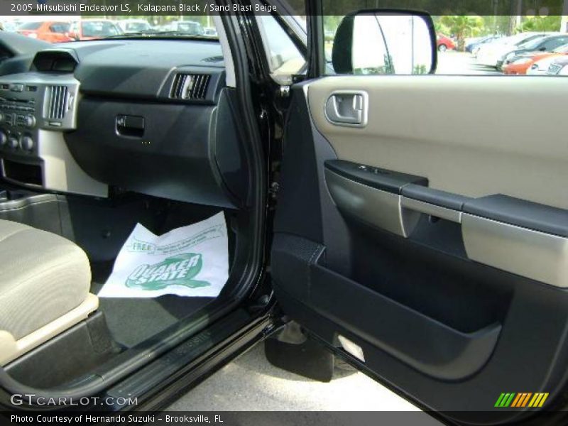 Kalapana Black / Sand Blast Beige 2005 Mitsubishi Endeavor LS
