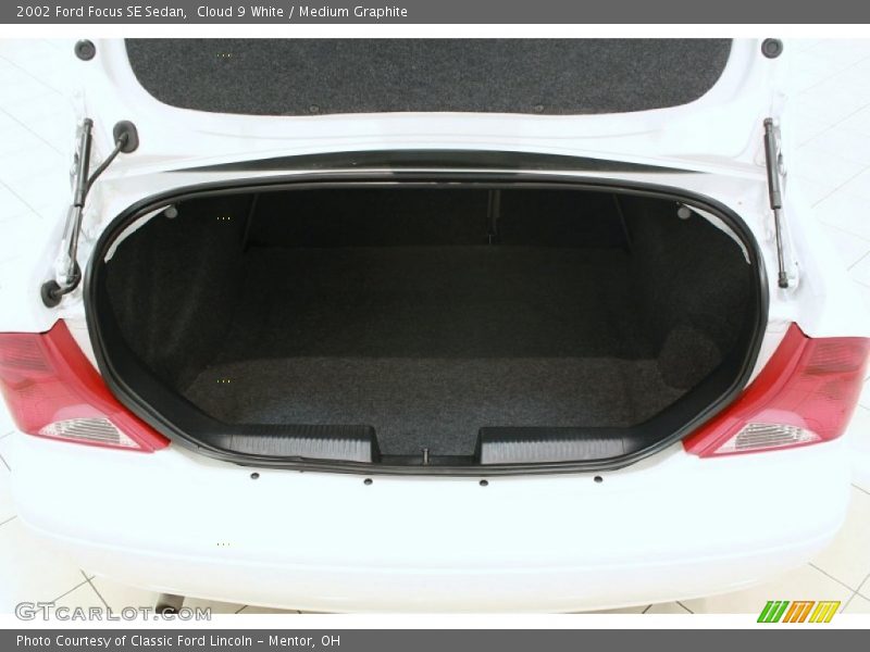 Cloud 9 White / Medium Graphite 2002 Ford Focus SE Sedan