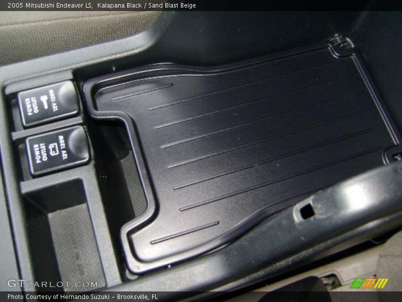 Kalapana Black / Sand Blast Beige 2005 Mitsubishi Endeavor LS