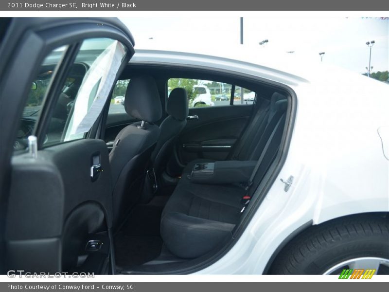 Bright White / Black 2011 Dodge Charger SE