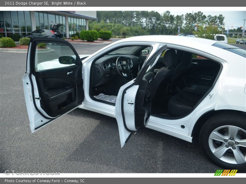 Bright White / Black 2011 Dodge Charger SE