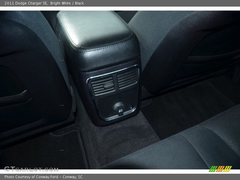 Bright White / Black 2011 Dodge Charger SE