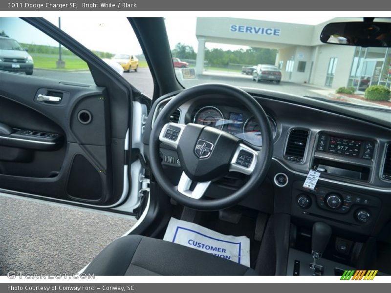 Bright White / Black 2011 Dodge Charger SE