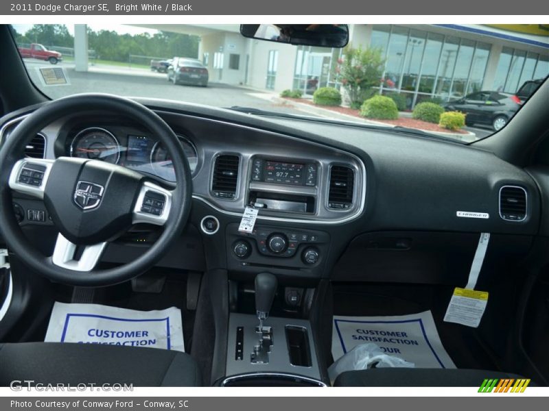 Bright White / Black 2011 Dodge Charger SE