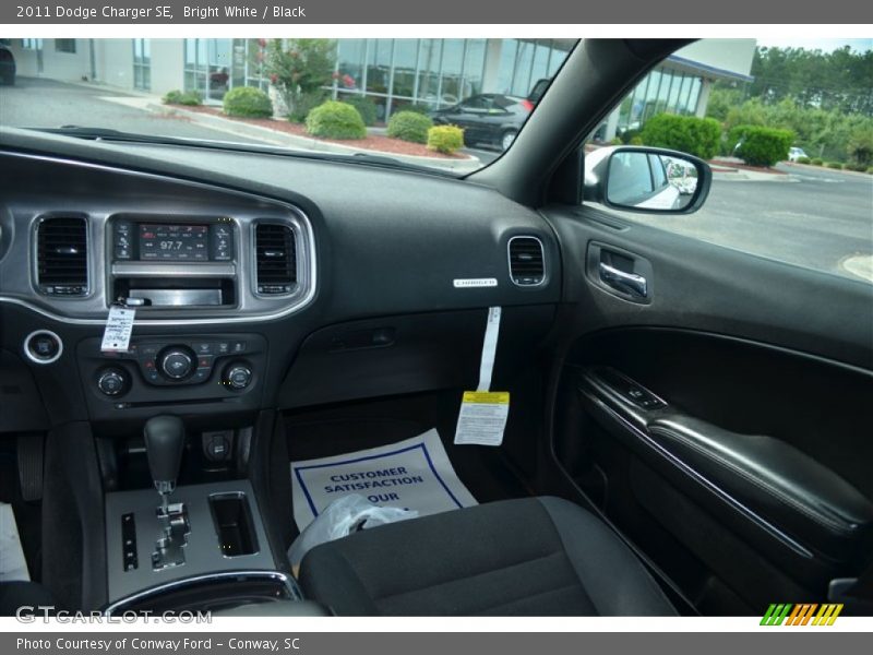 Bright White / Black 2011 Dodge Charger SE