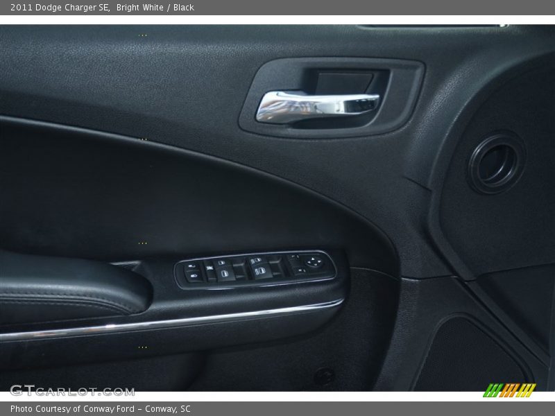 Bright White / Black 2011 Dodge Charger SE