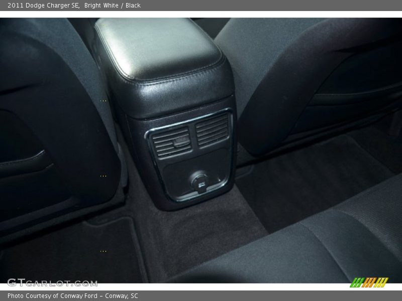 Bright White / Black 2011 Dodge Charger SE