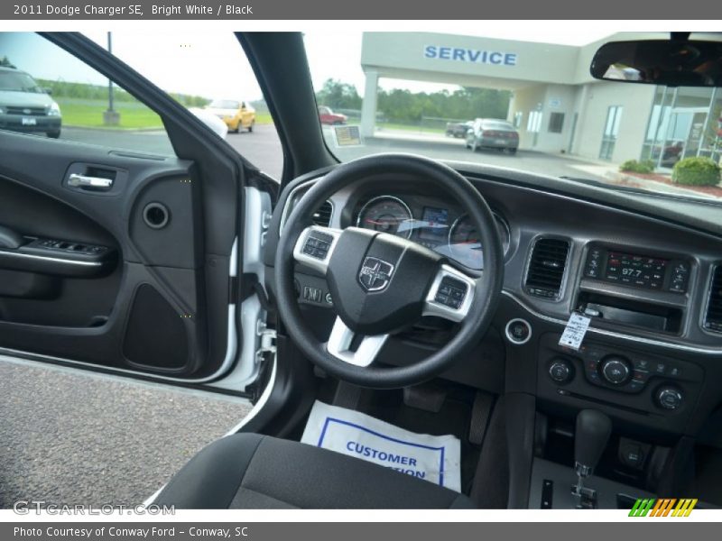 Bright White / Black 2011 Dodge Charger SE