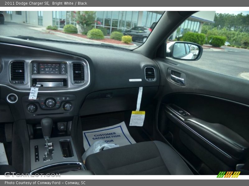 Bright White / Black 2011 Dodge Charger SE