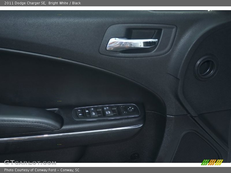 Bright White / Black 2011 Dodge Charger SE