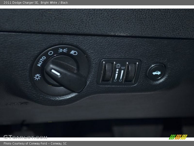 Bright White / Black 2011 Dodge Charger SE