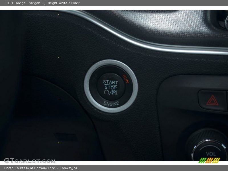 Bright White / Black 2011 Dodge Charger SE