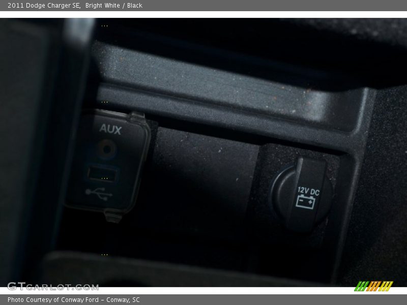 Bright White / Black 2011 Dodge Charger SE