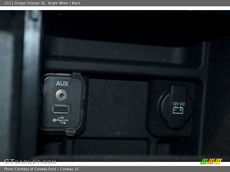 Bright White / Black 2011 Dodge Charger SE