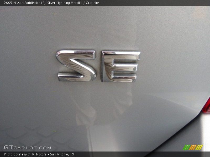 Silver Lightning Metallic / Graphite 2005 Nissan Pathfinder LE