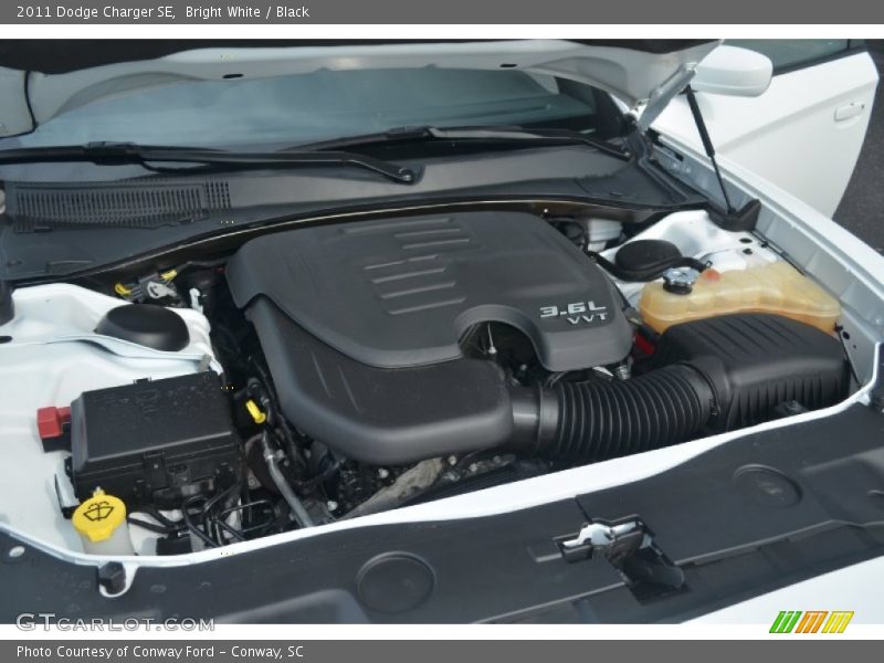 Bright White / Black 2011 Dodge Charger SE