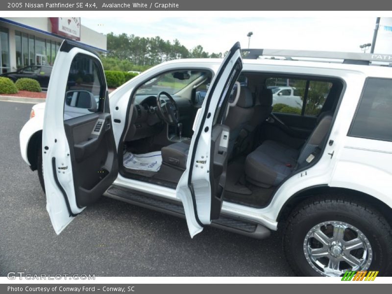 Avalanche White / Graphite 2005 Nissan Pathfinder SE 4x4