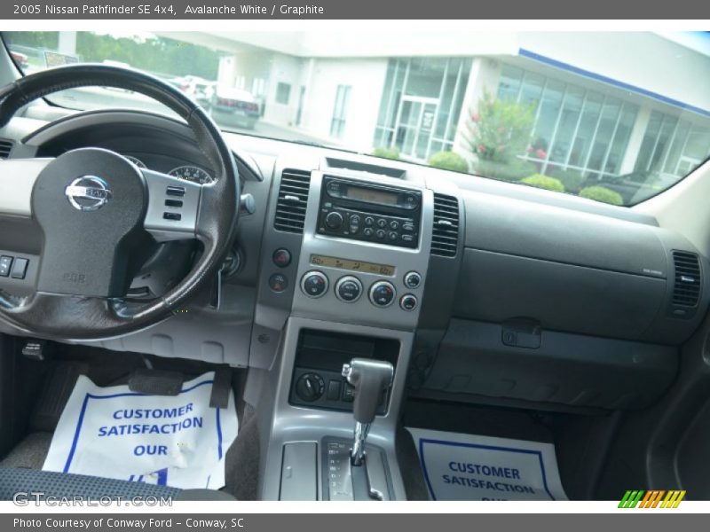Avalanche White / Graphite 2005 Nissan Pathfinder SE 4x4