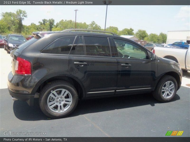 Tuxedo Black Metallic / Medium Light Stone 2013 Ford Edge SE