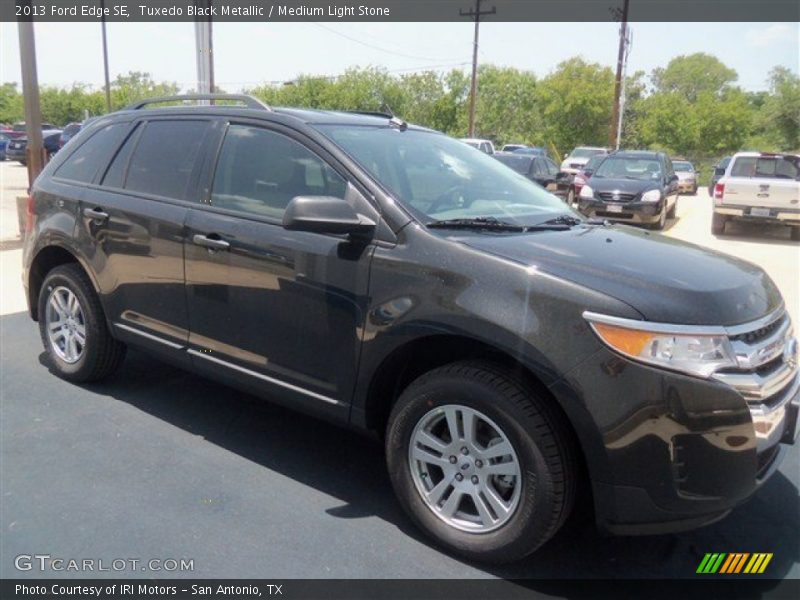 Tuxedo Black Metallic / Medium Light Stone 2013 Ford Edge SE