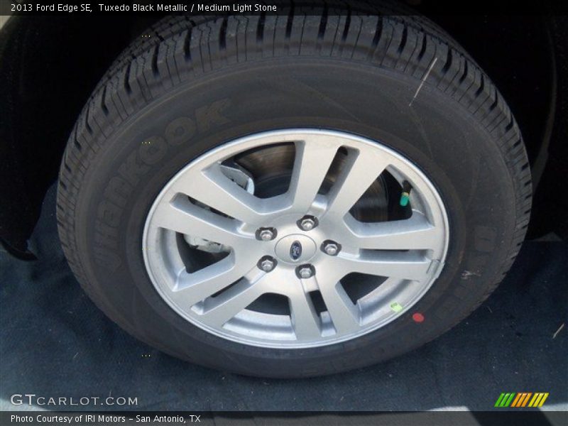 Tuxedo Black Metallic / Medium Light Stone 2013 Ford Edge SE
