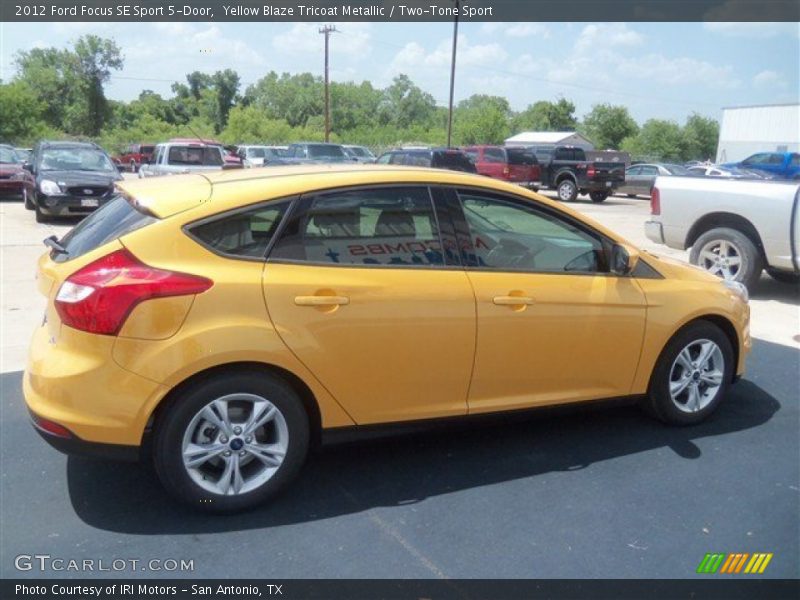 Yellow Blaze Tricoat Metallic / Two-Tone Sport 2012 Ford Focus SE Sport 5-Door