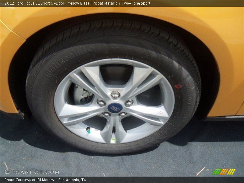 Yellow Blaze Tricoat Metallic / Two-Tone Sport 2012 Ford Focus SE Sport 5-Door