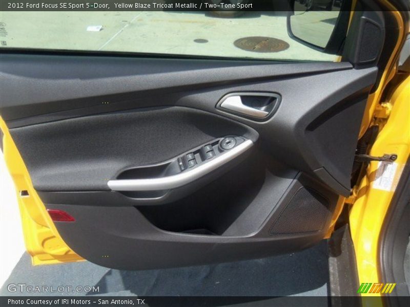 Yellow Blaze Tricoat Metallic / Two-Tone Sport 2012 Ford Focus SE Sport 5-Door