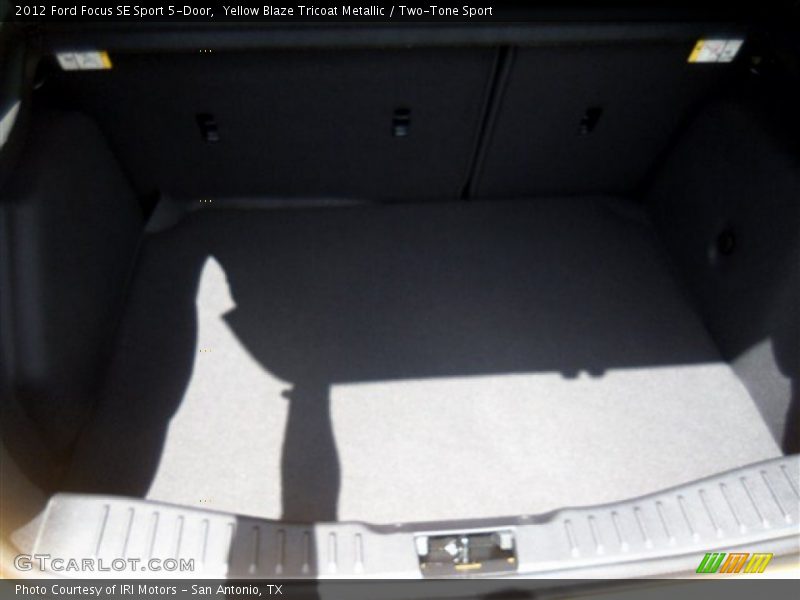 Yellow Blaze Tricoat Metallic / Two-Tone Sport 2012 Ford Focus SE Sport 5-Door