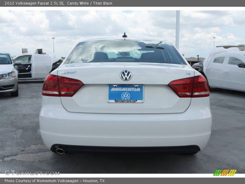 Candy White / Titan Black 2013 Volkswagen Passat 2.5L SE