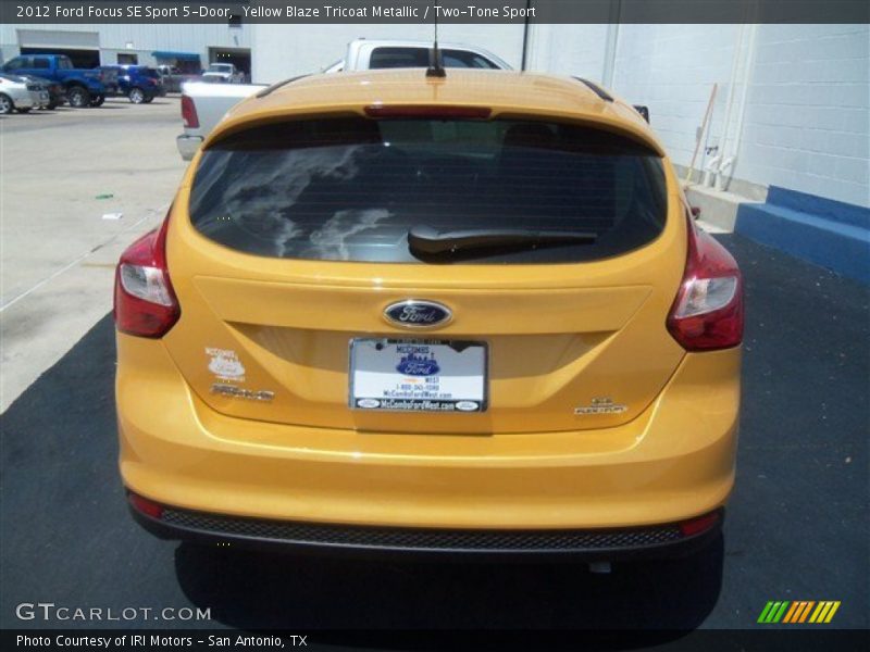 Yellow Blaze Tricoat Metallic / Two-Tone Sport 2012 Ford Focus SE Sport 5-Door