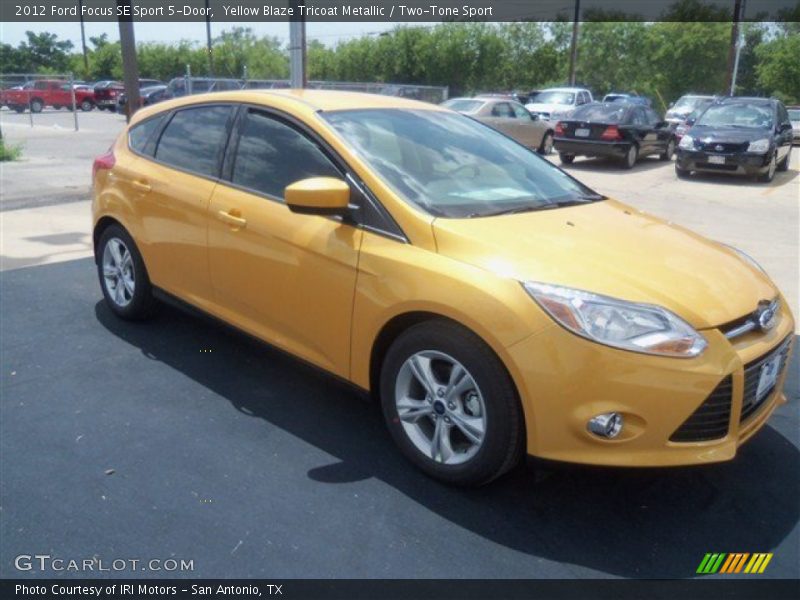 Yellow Blaze Tricoat Metallic / Two-Tone Sport 2012 Ford Focus SE Sport 5-Door