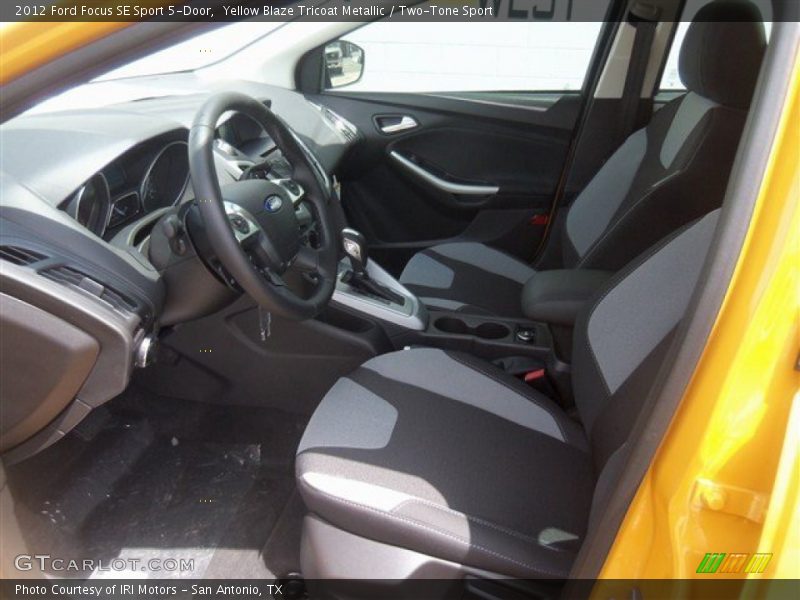 Yellow Blaze Tricoat Metallic / Two-Tone Sport 2012 Ford Focus SE Sport 5-Door