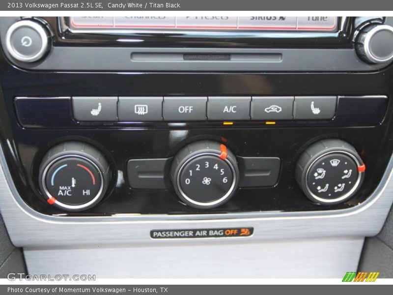 Candy White / Titan Black 2013 Volkswagen Passat 2.5L SE