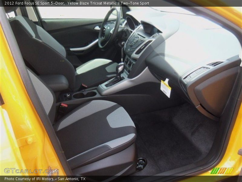 Yellow Blaze Tricoat Metallic / Two-Tone Sport 2012 Ford Focus SE Sport 5-Door