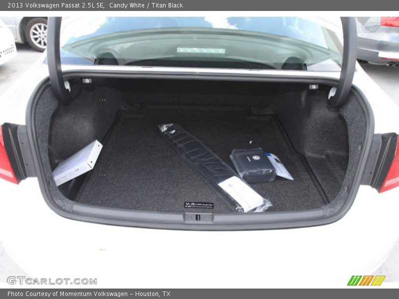 Candy White / Titan Black 2013 Volkswagen Passat 2.5L SE