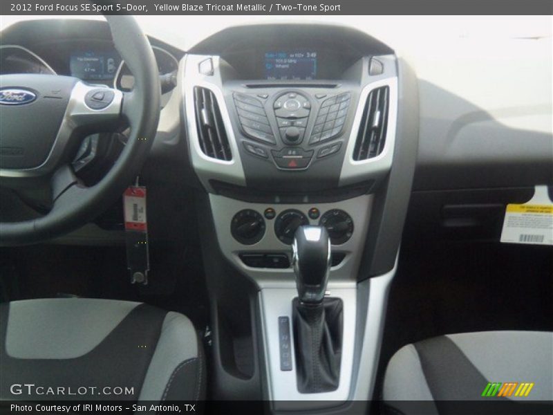 Yellow Blaze Tricoat Metallic / Two-Tone Sport 2012 Ford Focus SE Sport 5-Door