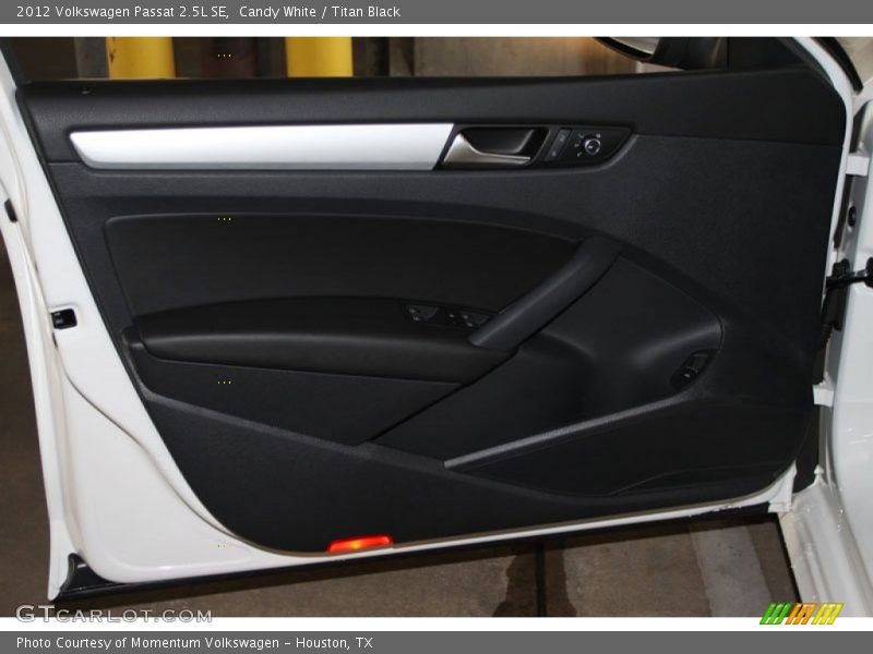 Candy White / Titan Black 2012 Volkswagen Passat 2.5L SE