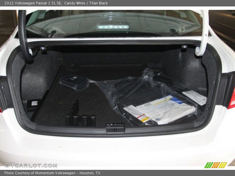Candy White / Titan Black 2012 Volkswagen Passat 2.5L SE