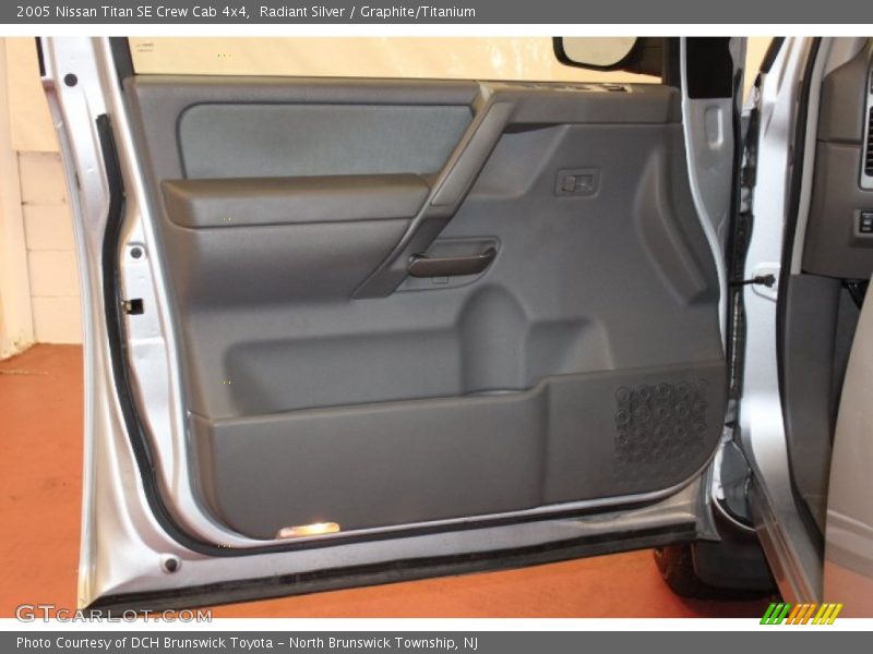 Radiant Silver / Graphite/Titanium 2005 Nissan Titan SE Crew Cab 4x4