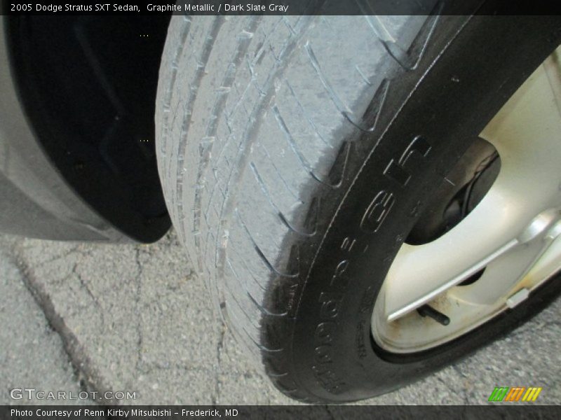 Graphite Metallic / Dark Slate Gray 2005 Dodge Stratus SXT Sedan