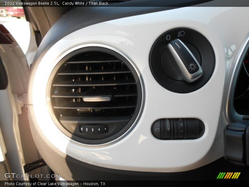 Candy White / Titan Black 2012 Volkswagen Beetle 2.5L