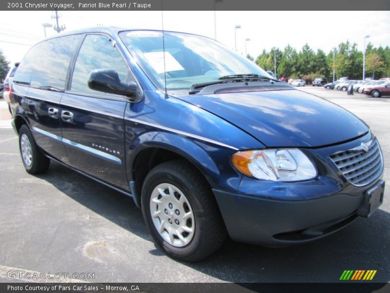 Front 3/4 View of 2001 Voyager 