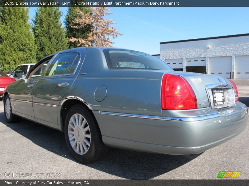 Light Tundra Metallic / Light Parchment/Medium Dark Parchment 2005 Lincoln Town Car Sedan