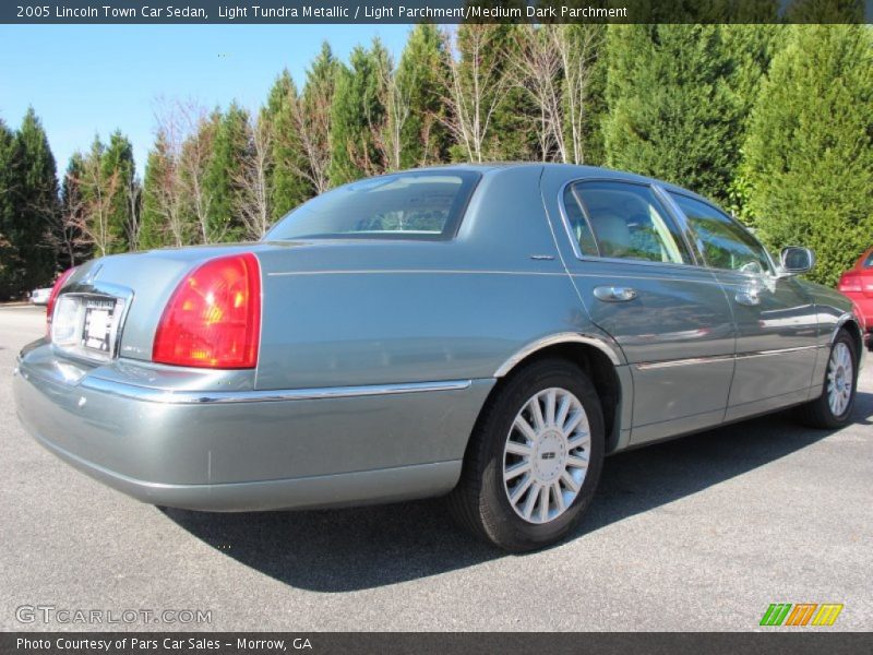 Light Tundra Metallic / Light Parchment/Medium Dark Parchment 2005 Lincoln Town Car Sedan
