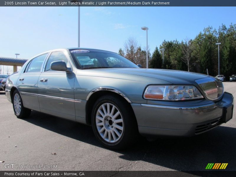 Light Tundra Metallic / Light Parchment/Medium Dark Parchment 2005 Lincoln Town Car Sedan