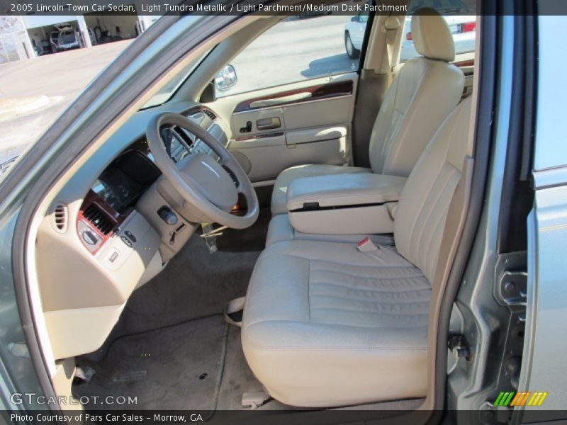 Light Tundra Metallic / Light Parchment/Medium Dark Parchment 2005 Lincoln Town Car Sedan