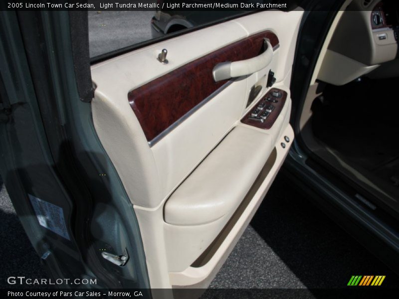 Light Tundra Metallic / Light Parchment/Medium Dark Parchment 2005 Lincoln Town Car Sedan